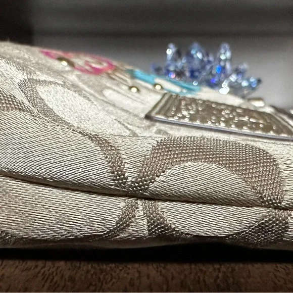 Coach NWOT Daisy Pop C Applique
Med Wristlet Bag - Picture 4 of 8